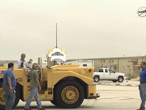 Shuttles Endeavour & Discovery Nose to Nose Photo Op & Move