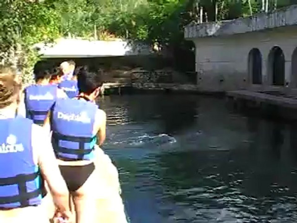 Schwimmbecken beim Delfin schwimmen in Mexiko Playa del Carmen www.Fella.de