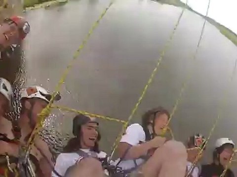 133 personnes font du saut à l'élastique depuis un pont