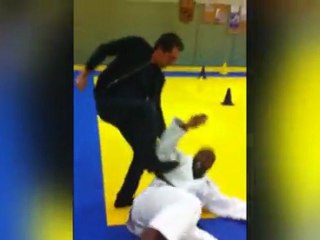 Teddy Riner mis à terre par Gad Elmaleh