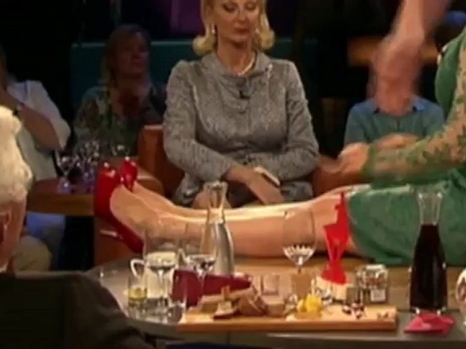 Barbara Schöeneberger auf dem Tisch -spezi-