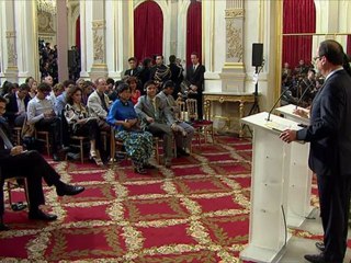 Hollande assure Aung San Suu Kyi du soutien de la France