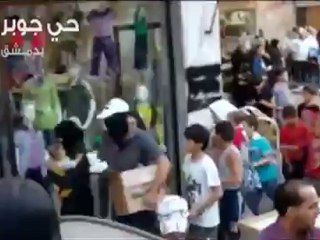 Syria فري برس دمشق جوبر توزيع ورود بيضاء لأبناء وتجار الحي 25 6 2012 Damascus