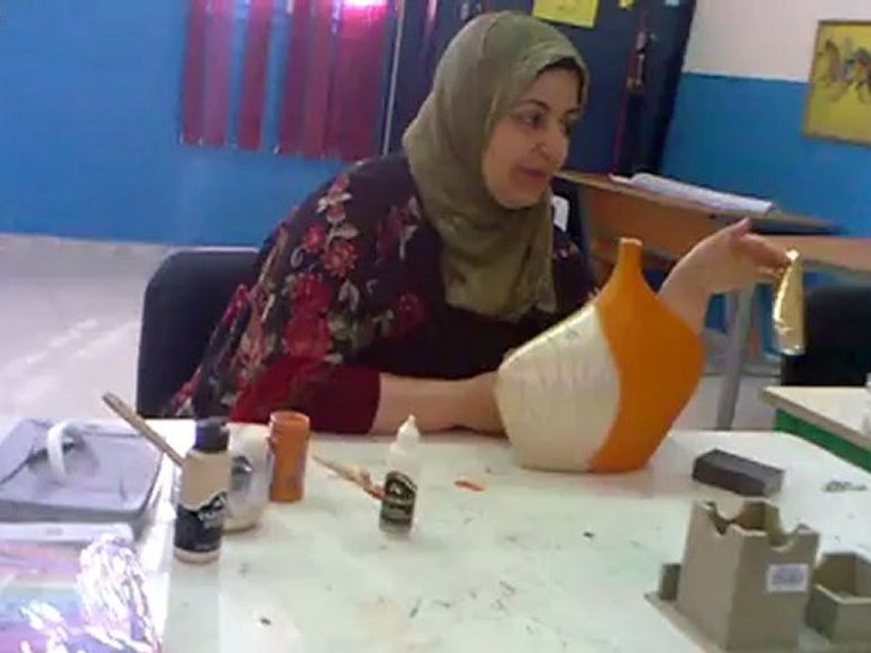 Démonstration de peinture sur céramique par Mme Anissa