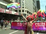 A New York, la Gay Pride fête le 1er anniversaire de l'ouverture du mariage aux homosexuels