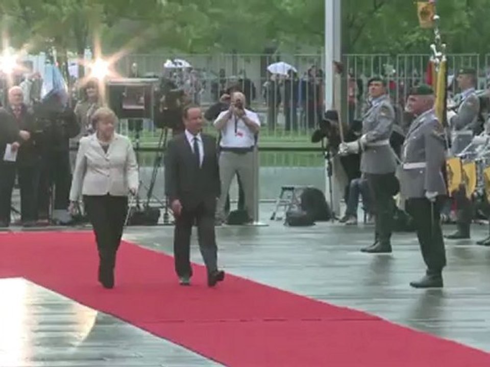 Hollande un peu chancelant devant Merkel - Vidéo Dailymotion