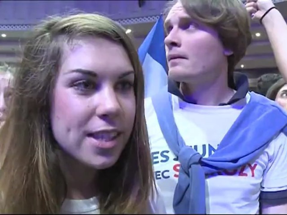 Réactions des militants de droite et de gauche après la victoire de Hollande