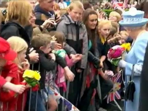 Gesture of peace - Queen and ex-IRA leader shake hands