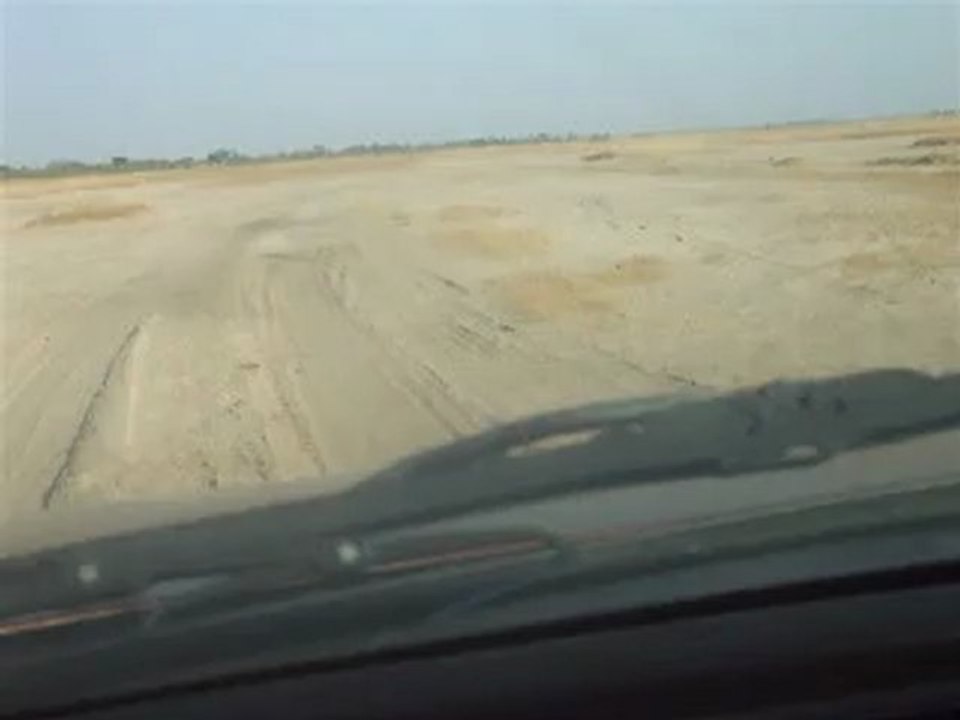 SUR la piste à côté N'Dangane