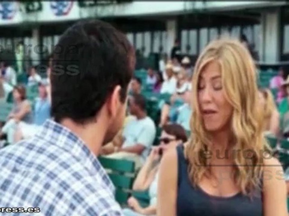 Jennifer Aniston luce anillo de compromiso