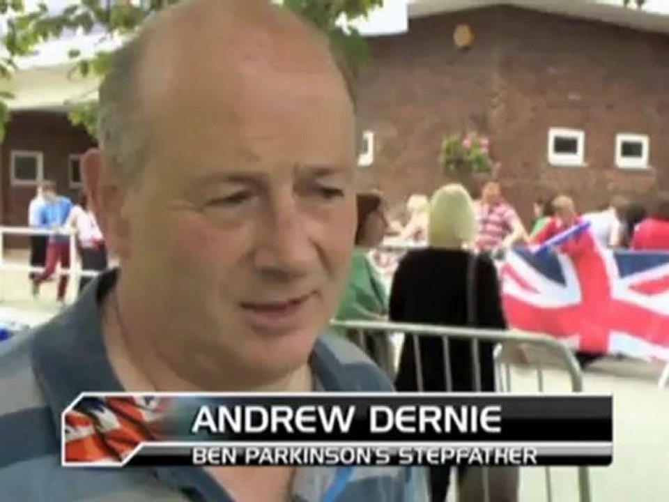 Verletzter Soldat trägt Olympische Fackel