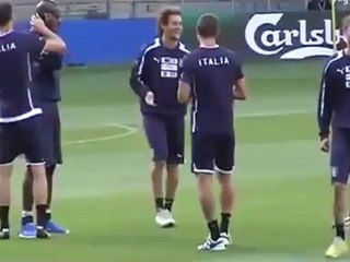 Ο Μάριο Μπαλοτέλι δέχεται πειράγματα από τους συμπαίκτες του!