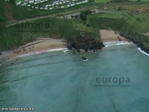 Limpian las playas tras el vertido en Asturias