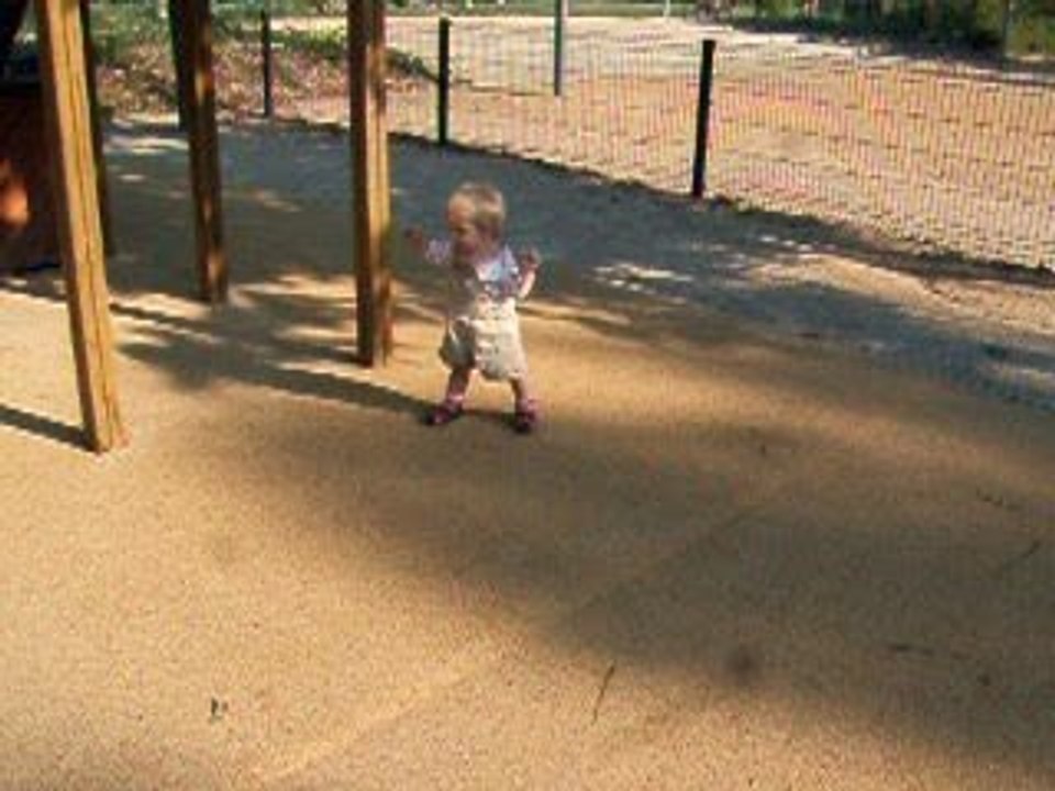 Margot marche au parc de Gerland
