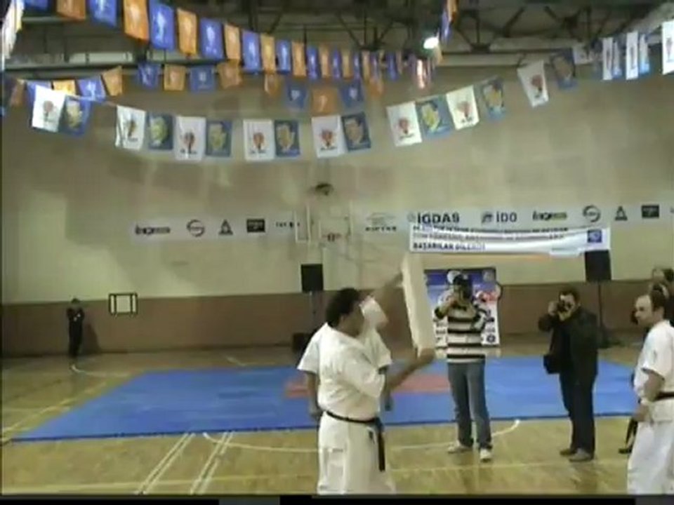 yusuf tekin gösteri kılıç. spor kulubu kyokushin karate