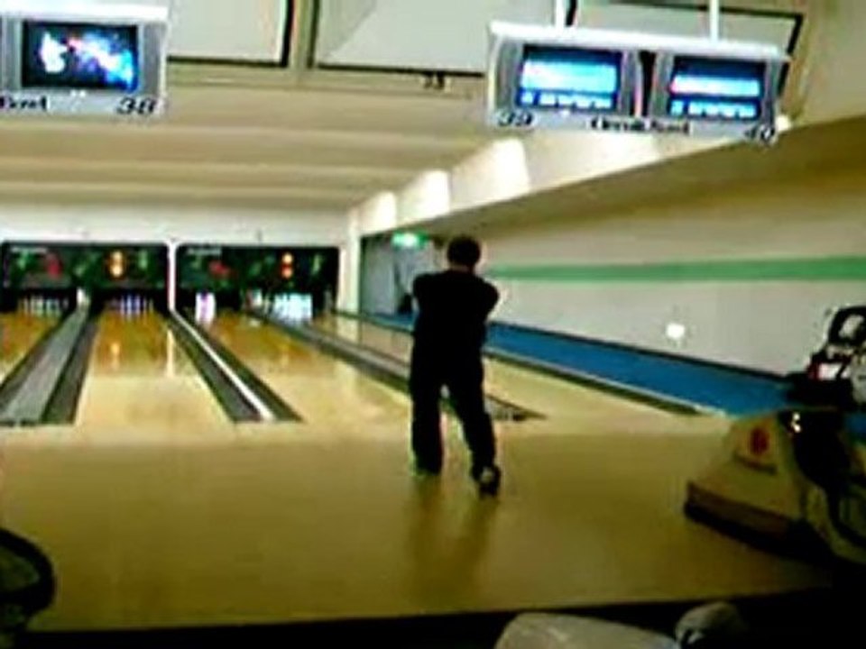 Kimi Räikkönen and Ron Dennis playing Bowling