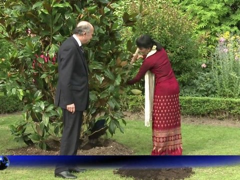 Aung San Suu Kyi plante un arbre de la liberté à Paris