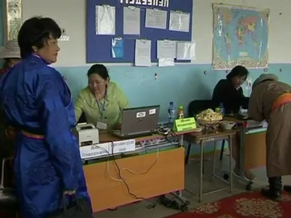 Mongolians cast their ballots