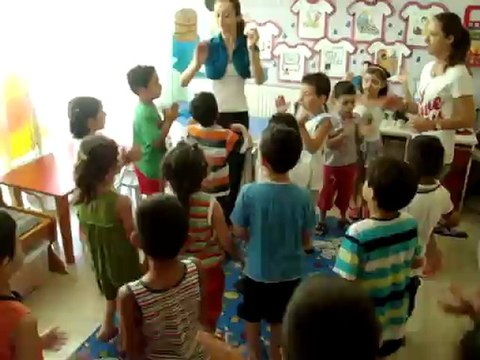 MOV0854GÖKÇE ÖĞRETMEN VE ÇİLEKLER SINIFI ÇİKOLATA ORFF ÇALIŞMASI