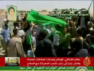 إعلام ومال القذافي مع السلاح لكسب المعركة