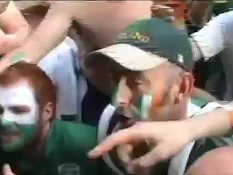 Adeptos irlandeses fazem cantada a uma polícia polaca