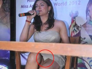 Скачать видео: Sushmita Sen's Wardrobe Malfunction - Bollywood Babes