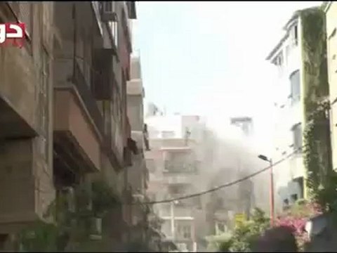 Syria فري برس ريف دمشق دوما مميز لحظة قصف احد البيوت بقذيفة دبابة 28 6 2012 Damascus