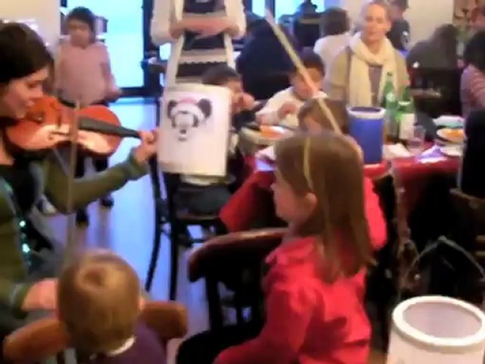 St. Martin: Laternenbasteln bei SOS-Kinderdorf Martinsfeier