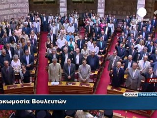 Grèce : les nouveaux députés prêtent serment