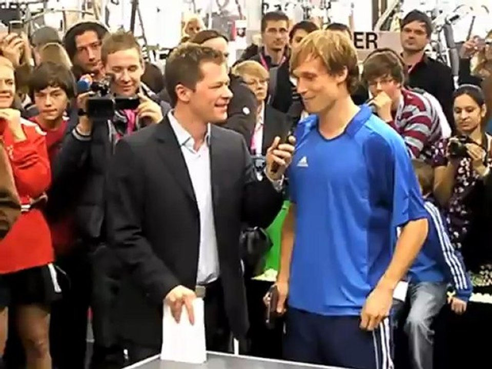 Philipp lahm andi ottl tischtennis schaukampf @  ispo 2010
