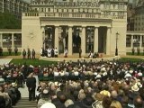 Queen unveils WW2 bomber memorial