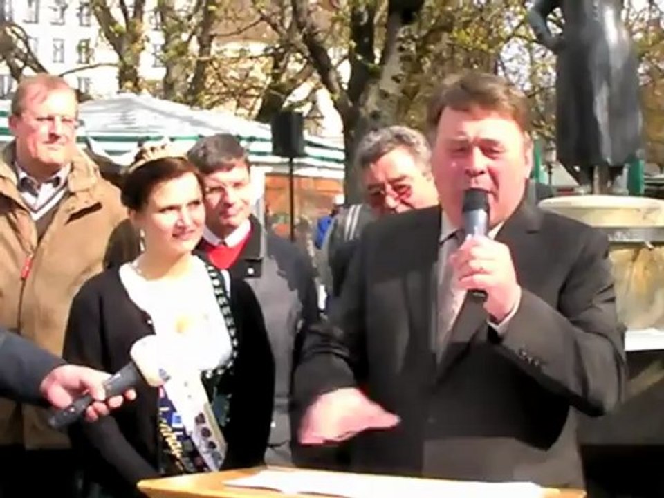 Spargelanstich 2010 mit spargelkönigin johanna schuster @ viktualienmarkt münchen