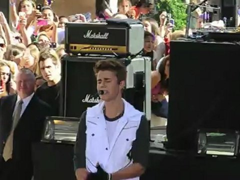 Justin Bieber Serenades Fans With Private Show