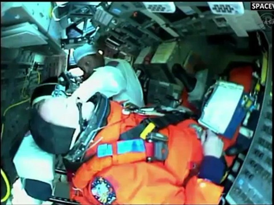 [STS-133] Crew Ingress