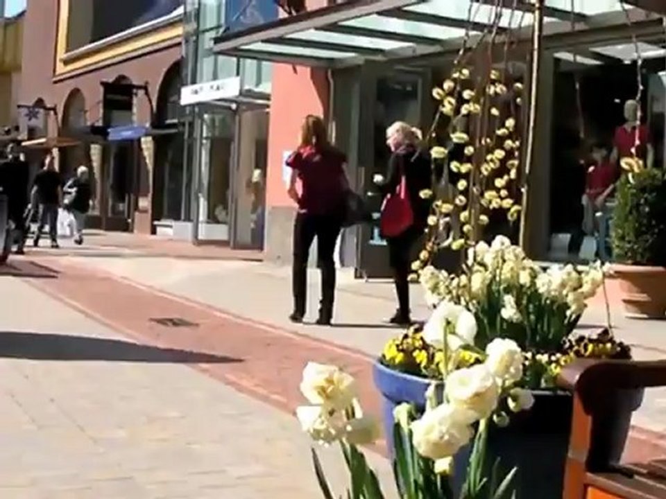 Liz Hurley : Opening Elisabeth Hurley Beach Boutique in Ingolstadt Village