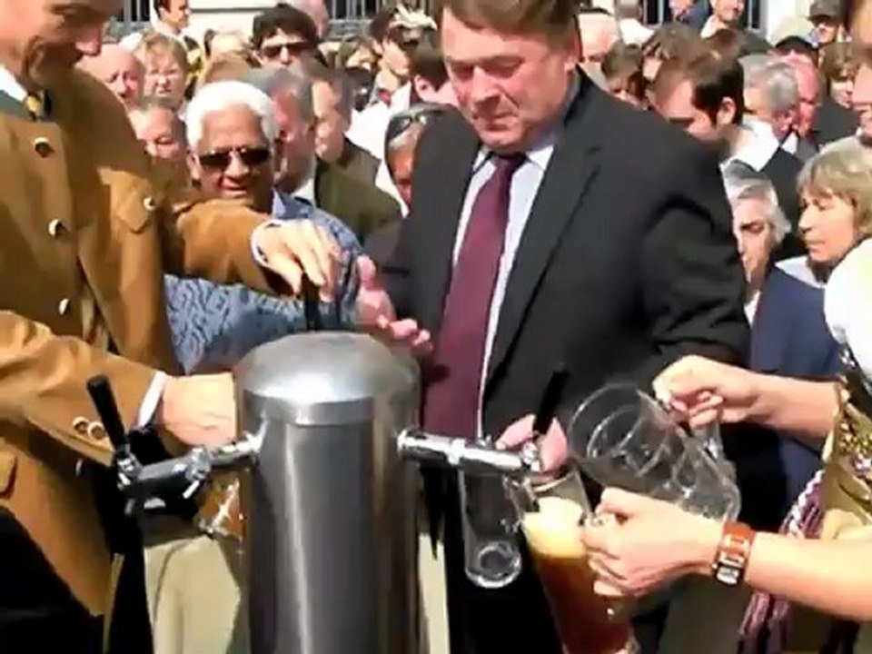 Freibier für alle am tag des bieres 2010 am bierbrunnen / brauerhaus münchen