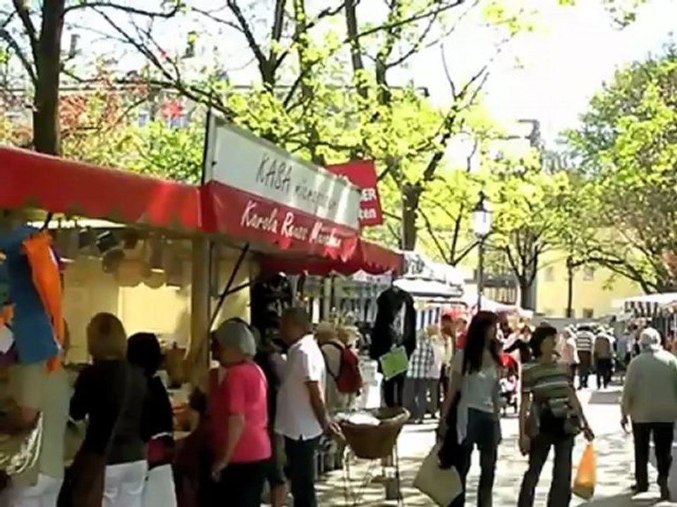 Glockengiessen auf der Maidult München 2010 vor der Maria-Hilf Kirche