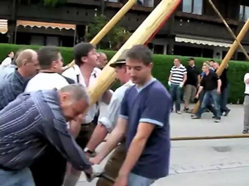 Maibaum aufstellen: Taufkirchen 2010