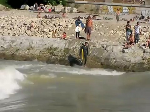 Isar River Surfing @ Reichenbachbrücke München / Munich