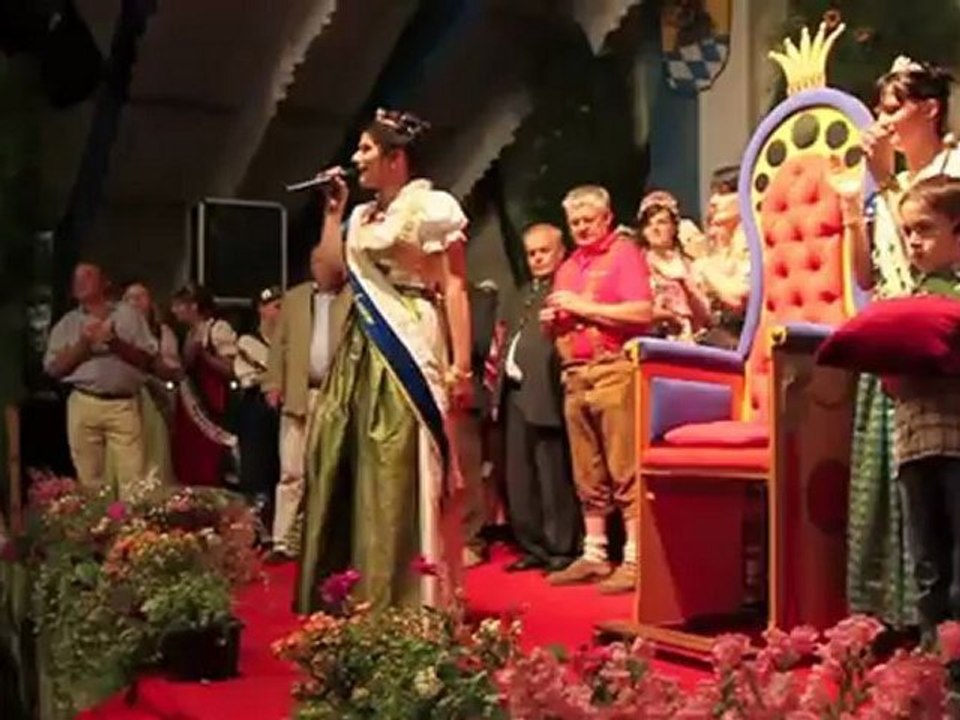 Uraufführung "Spargellied" von Monja (Schrobenhausener Spargelkönigin 2010/2011)