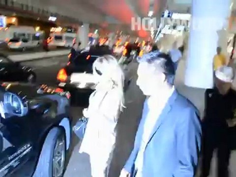 Pretty Pam Anderson Lands at LAX! - Hollywood.TV