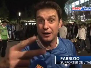 Un supporter italien fou de joie à la sortie du stade