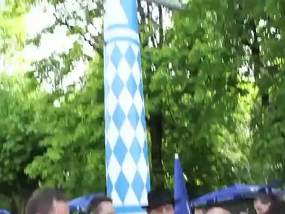 Augustiner Alte Messe: Maibaum aufstellen 2011 im Biergarten