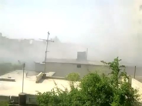 Syria فري برس حلب الاتارب لحظه سقوط القذيفه بجانب المصور وتصاعد اعمده الدخان 28 6 2012 Aleppo