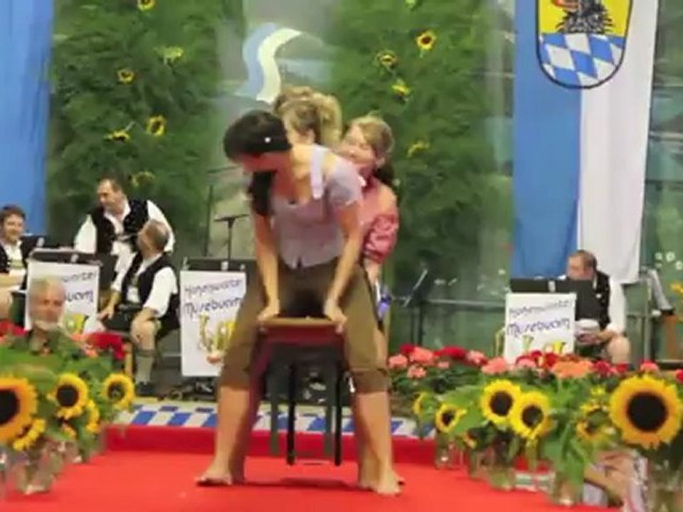 Dirndl und Lederhosen Modenschau auf dem Volksfest Schrobenhausen