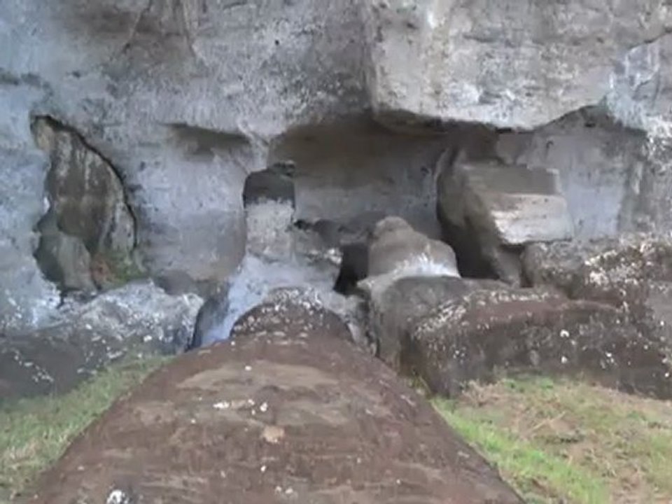 RAPA NUI- Ile de Pâques: Les enormes moai de la carrière.
