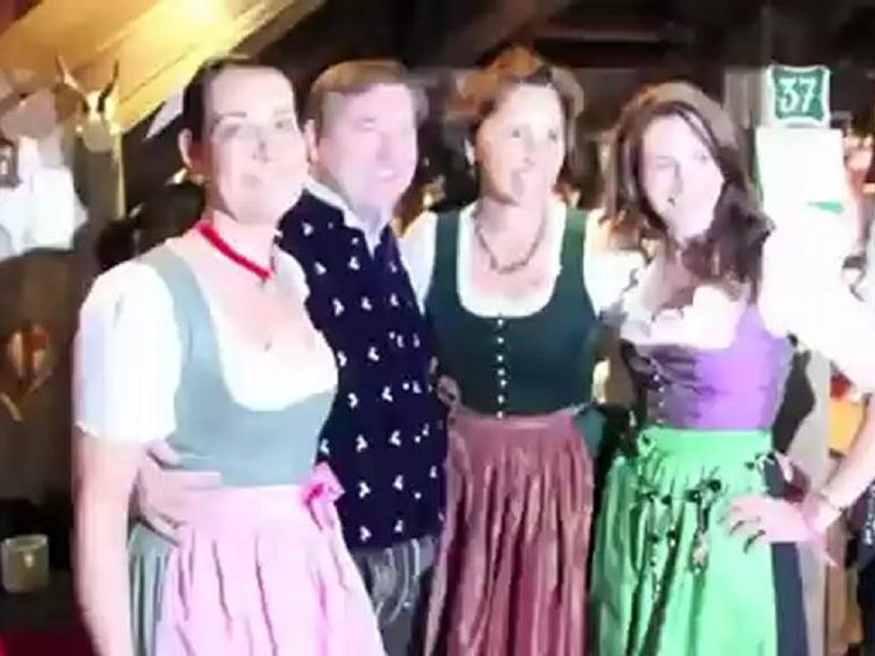 'Achtung Dekolleté!' Estée Lauder 'Bewusstsein für Brustkrebs' Oktoberfest-Treff bei Käfer