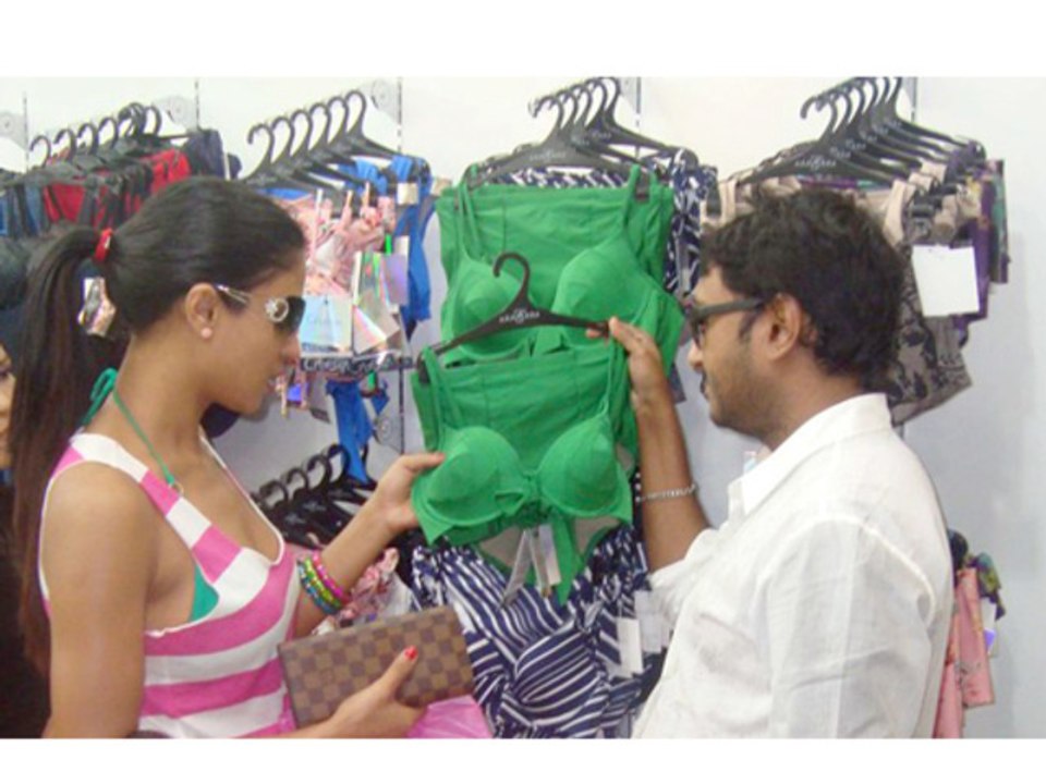 Veena Malik Goes Lingerie Shopping - Bollywood Babes