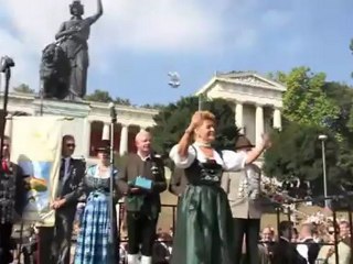 Oktoberfest 2011: Böllerschießen vor der Bavaria am 3.10.2011