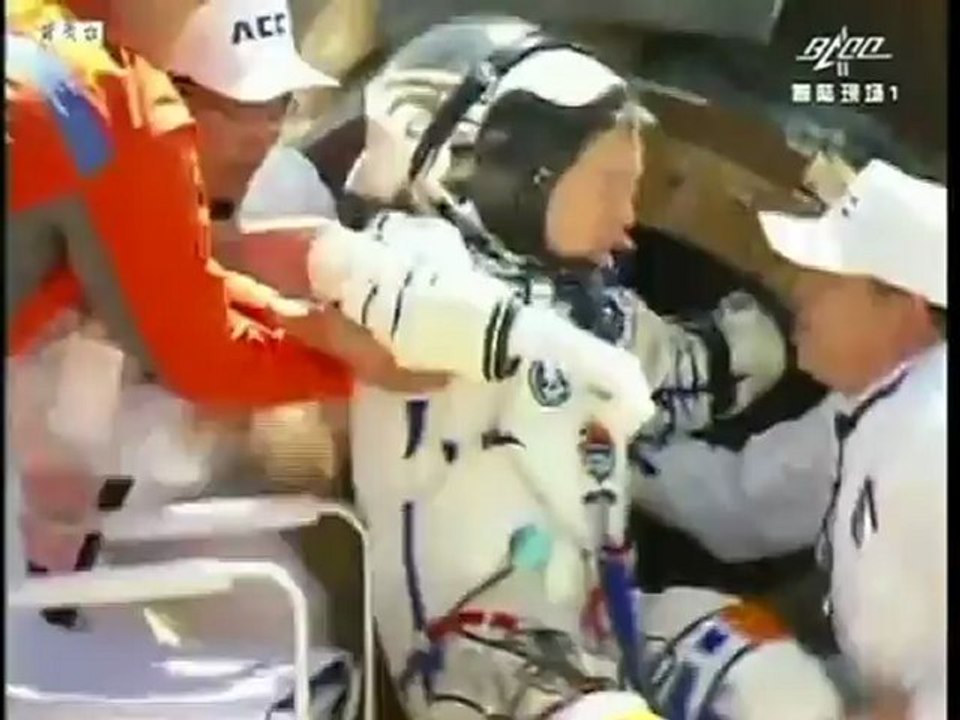 Chinese austronauts land